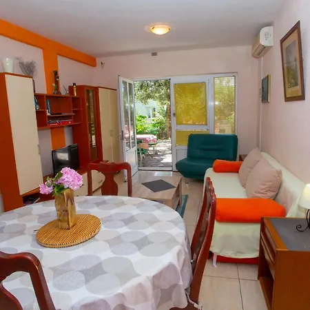 Escape From Center Apartment Makarska