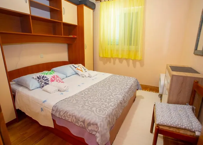 Escape From Center Makarska