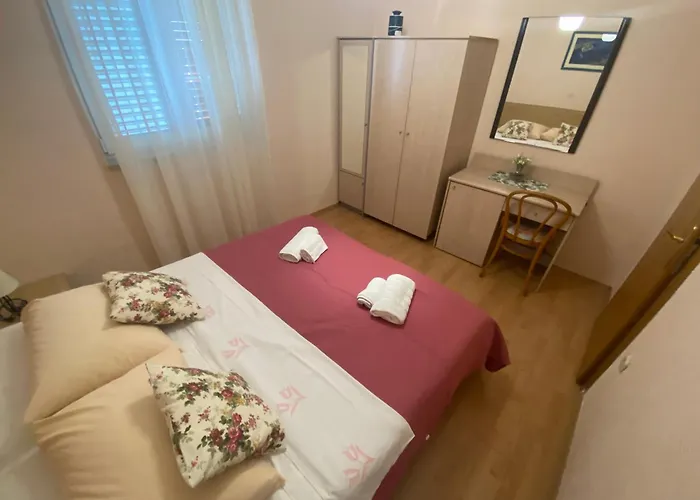 Escape From Center * Makarska